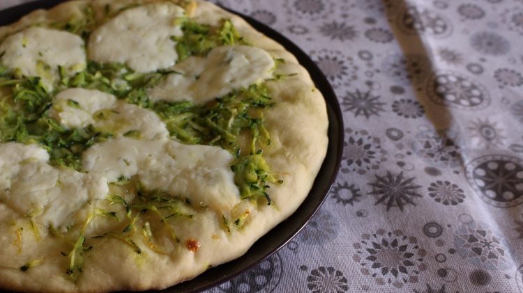 pizza-zucchine-stracchino-senza-nichel-il-pizzico-di-sale