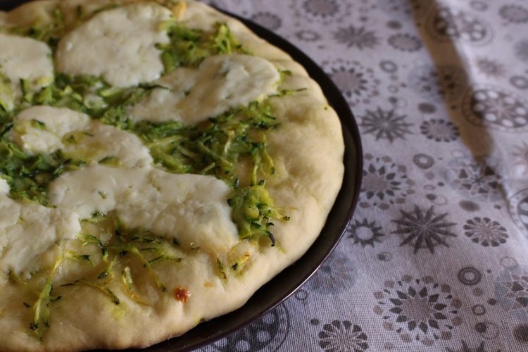 pizza-zucchine-stracchino-senza-nichel-il-pizzico-di-sale