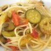 pasta-zucchine-pomodorini-capperi-ricetta-il-pizzico-di-sale