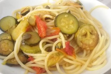 pasta-zucchine-pomodorini-capperi-ricetta-il-pizzico-di-sale