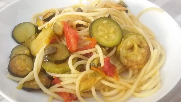 pasta-zucchine-pomodorini-capperi-ricetta-il-pizzico-di-sale