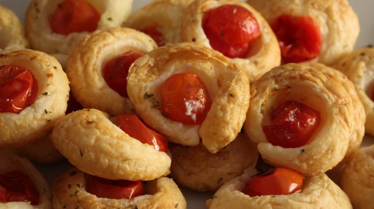 pizzette-con-la-tazzina-pizzette-pasta-sfoglia-aperitivo-il-pizzico-di-sale