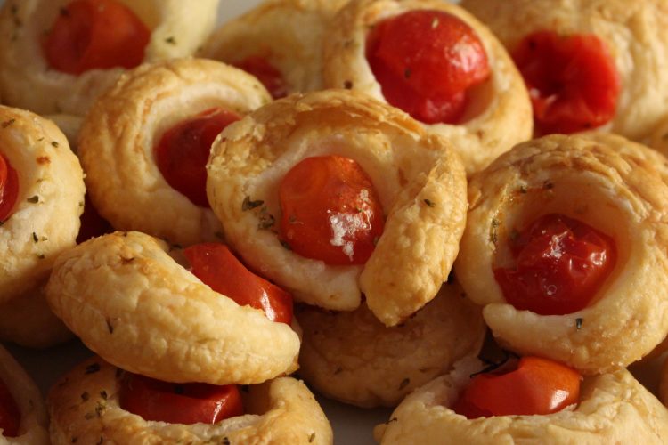 pizzette-con-la-tazzina-pizzette-pasta-sfoglia-aperitivo-il-pizzico-di-sale
