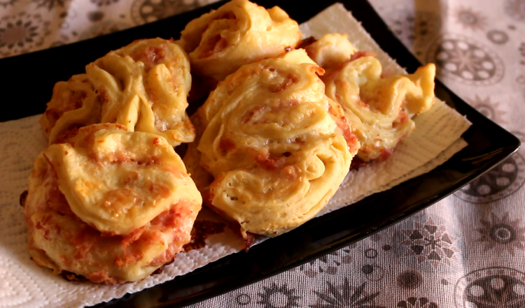 Arrotoliamo partendo dal bordo e tagliamo a pezzi spessi più o meno 2 centimetri.