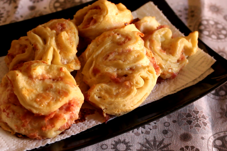 Arrotoliamo partendo dal bordo e tagliamo a pezzi spessi più o meno 2 centimetri.